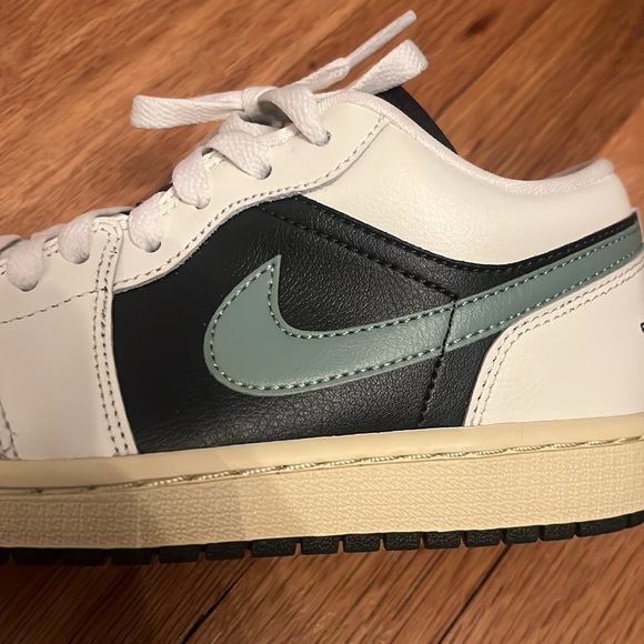 Nike Air Jordan 1 Low - Picture 9 of 9